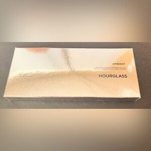 Hourglass Ambient Metallic Lighting palette palette 
Net WT 10oz ( 3gx3)
